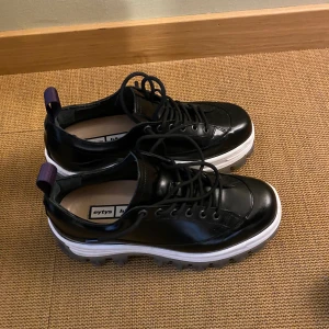 HM Eytys  - I stort sett oanvända pga lite stora Storlek 39