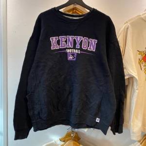 Vintage Russel Sweatshir - Snygg svart sweatshirt från russel athletic i storlek L!