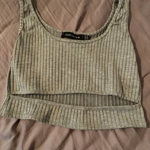 Toppar - En grå och en ljusblå topp, båda är i jättefint skick och aldrig använda, endast testade. Dom passar inte riktigt på mig, men jag skulle säga att storleken är en normal 42. Som man ser på bilderna så är det lite öppning. Köparen står för frakten.