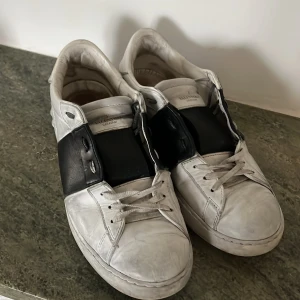 VALENTINO SKOR  - Säljer dessa valentino skor, storlek 44. Cond 7/10 använda men inga fula märken eller tappat färg. Säljer dem hyfsat billigt pågrund av hur använda dem är. Ingen box eller kvitto. 