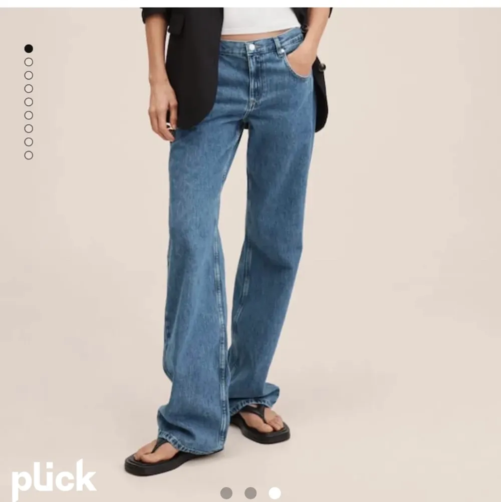 Lågmidjade jeans från mango, sparsamt använda men säljer då de är för långa så lite trampade på nertill, nypris 400. Jeans & Byxor.