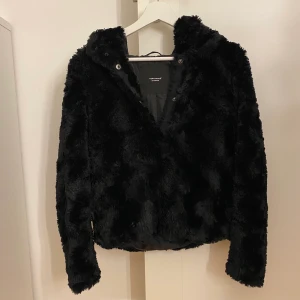 Jacka i fuskpäls Vero Moda - Fin jacka i fuskpäls från Vero Moda 💙