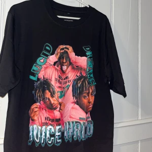 Juice wrld t-shirt - Säljer min juice wrld t-shirt från iconsliving, då de var meningen att den skulle vara en present.  Den är aldrig använd, bra material och jättesnygg.✨Köpt på rea för 299 kr  Nypris : 499 kr ❤️Skriv gärna om ni har frågor! ❤️