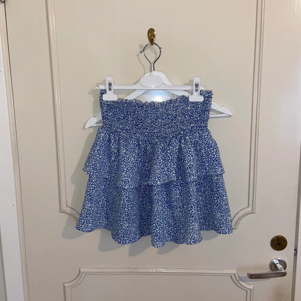 Söt blå blommig kjol från SHEI som även fungerar att ha som tröja.  stretchig så den passar allt ifrån xs-Mberoende på hur man vill ha den. Mycket bra skick, använd Max 3 gånger. Hör av er vid frågor och eventuella köp . Kjolar.