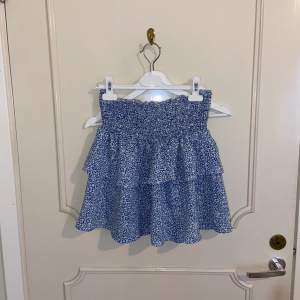 Söt blå blommig kjol från SHEI som även fungerar att ha som tröja.  stretchig så den passar allt ifrån xs-Mberoende på hur man vill ha den. Mycket bra skick, använd Max 3 gånger. Hör av er vid frågor och eventuella köp 