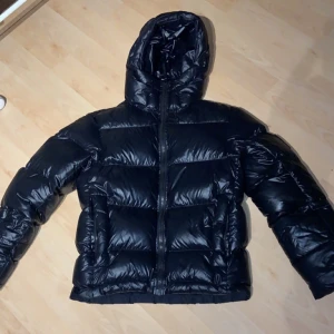 Peak Peformance Jacka - Säljer min glansiga Peak jacka, väldigt varm och i bra skick. Nypris cirka 3000 jag släpper den för 2000kr. Tveka att inte höra av er vid eventuella frågor.