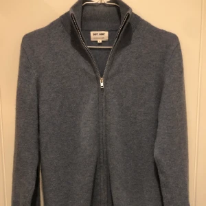 Soft goat cardigan  - Soft goat full zip cardigan i ljusblå, lite nopprig i ryggen men syns ej, inga hål eller skador osv. Strl S men passar M
