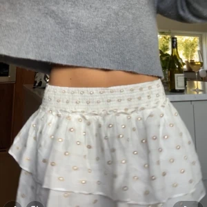Zara kjol - Säljer den här superfina populära Zara kjolen! Sparsamt använd, strl M men passar mig som är 34/36! 💕💕