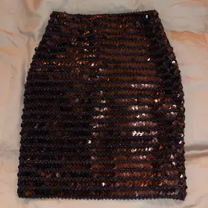 Glittrig kjol från BikBok, aldrig använd så mycket gott skick. 