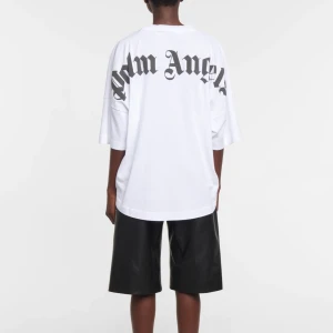 Palm Angels Over Tee - Jag säljer Palm Angels Over Tee för kille, men funkar lika bra för tjej. Köpt från Miinto, taggen/prislappen är kvar. Aldrig använd, säljer pga fel storlek. Skriv privat för egna bilder. Pris & frakt diskuteras, så 2500 behöver inte gällas.