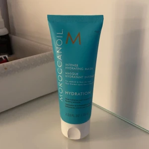 Hair mask från moroccan oil - En oanvänd hår mask från maroccan oli, doftar otroligt gott, dock aldrig använd eftersom jag inte har behov av den😚nypris 159kr, , pris kan diskuteras😄