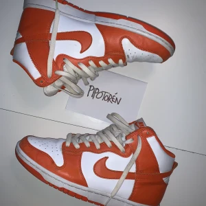 Dunk high Syracuse  - Storlek 42,5 Orginalkartong medföljer  Äkta. Inget kvitto. 8/10 skick