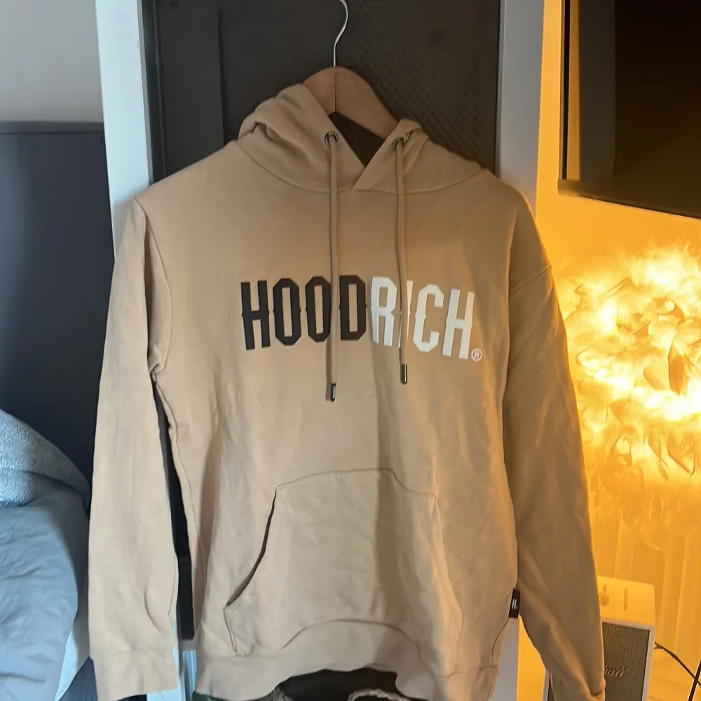 Säljer denna jätte fina hoodrich tröja pga att den ej kommit till användning används ca 4-6 gngr men är i fint skick. Köptes nu i somras. Nypris: 650kr. Hoodies.