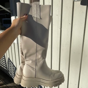 Stövlar - Säljer mina krämvita stövlar köpta på ASOS förra året. Nyskick då dom knappt är använda. Nypris 609 kr. Frakt tillkommer.❤️❤️ storlek 37
