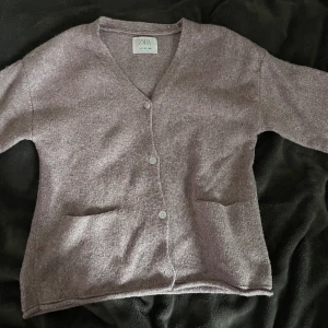 Cardigan - Ljuslila cardigan med fickor från zara barn. Jättefin på mig som vanligtvis har storlek S och det är mjuk och fin kvalitet. Lite ytligt nopprig men går lätt att få bort 