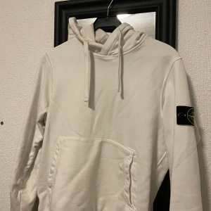 Stone Island Hoodie - Säljer min Stone Island hoodie som jag endast använt 2 gånger då den var för liten. Köpte den från NK, nypris 2700kr, mitt pris då jag endast använt den 2ggr, 1649kr Storlek S