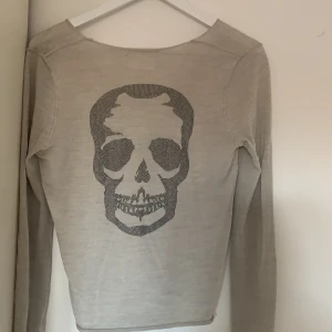 Zadig tröja - Säljer denna jättefina långärmade zadig tröjan med cool döskalle på ryggen! Storlek xs men passar s