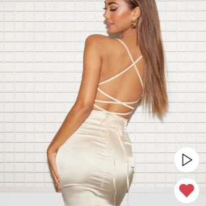 Parisian silkes klänning - Denna klänning köpte jag förra året och hade på mig vid ett tillfälle. Klänningen har lite märken efter den gången men jag tror det försvinner med tvätten. Annars syns dem inte så mycket, för bilder skriv privat. Köpt för 399kr på Nelly.