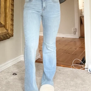 Zara jeans - OBS en fickan är sönder men går att sy ihop Jätte fin passform på dessa! Botcut nästan i modellen o är jätte fina😍🫶