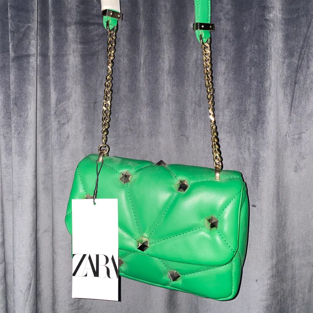 Jätte fin grön väska från Zara, aldrig använd. prislapp kvar! kostade 299, skulle säga att bandet är lite kort🤍. Väskor.