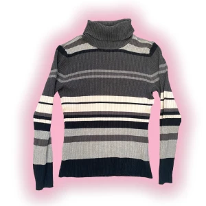 Vintage polo tröja - Snygg polo tröja från märket a.n.a, Säljer en i brunt också. Köparen står för frakt. ❤️