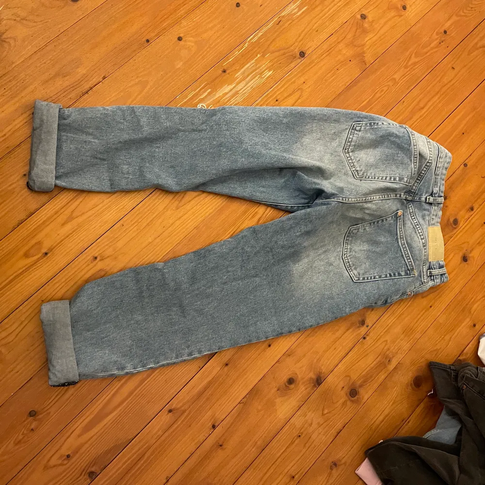 säljer ett par jeans från h&m. köpta för 399kr. knappt använda, så mycket gott skick. säljer för dem ej kommer till användning. köparen står för frakten.. Jeans & Byxor.