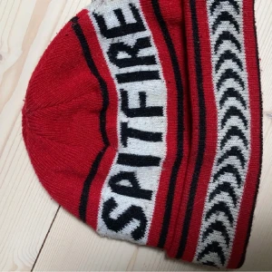 spitfire mössa - asfet spitfire beanie perfekt ifall du skejtar!!nypris va typ 400 spänn, säljer för 150!! hmu om du vill ha fler bilder eller så💕🤩