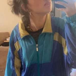 Vind jacka  - Jätte snygg 80-tals vindjacka från humana second hand, har ägt sedan 2020 och älskar verkligen den. Den är ganska så varm så det är en höstjacka. Perfekt nu under denna årstid. Kostade 500💘