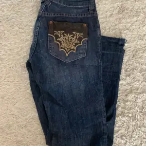 Jag säljer mina jätte fina vintage jeans från Lindex, jag köpte dom för 500kr men säljer dom för 100kr jag säljer dom för jag får inte plats i dom  längre dom använs inte längre 💗 ( jag står inte för frakt) 💗