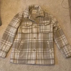 Jättesnygg kappa🌟 - Jättefin kappa från Na kd, Köptes för 700kr och säljer för 300kr + frakt. Men pris kan alltid diskuteras 💕 Den är använd fåtal gånger ❤️