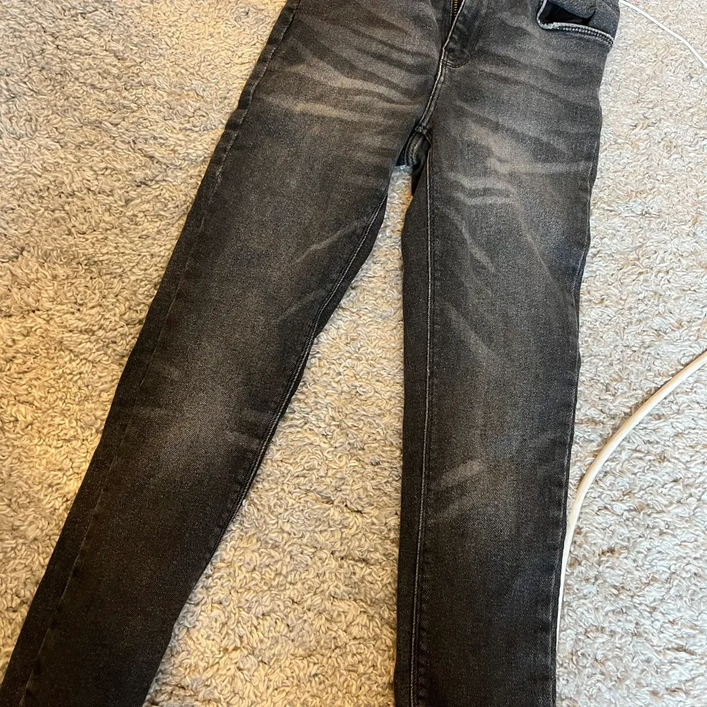 Grå jeans storlek M från bik bok💘. Jeans & Byxor.