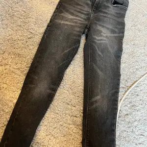 Grå jeans storlek M från bik bok💘