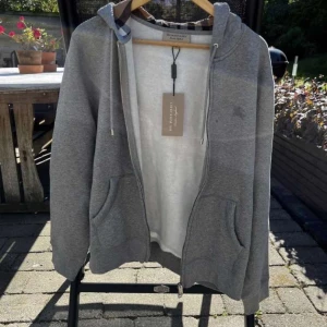 Säljer min äkta burberry kofta i fint skick - Cond: 9/10 har en liten fläck som man knappast märker, släpper den för 1499 kronor har knappast använt den. Retail price är 6000 kronor. Köparen får stå för spårbar frakt via PostNord. För mer frågor kom i dm