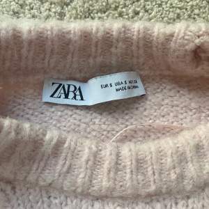 Den populära fina zara tröjan som inte går att köpa längre. Bara använd några få tals gånger och den är lite nopprig men det är inte så man tänker på det när man har på sig den. (Färgen är mer rosa i verkligheten) Köparen står för frakt🫶🏻☺️