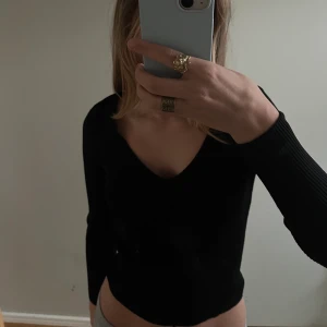 Ribbstickad topp från zara  - En fin ribstickad tröja från zara som inte använts många gånger, kommer tyvärr inte i användning men väldigt fin på. Formar sig kring kroppen jätte fint och har en snygg urringning. Skriv till mig vid frågor eller mer bilder, kan även mötas upp!!🙌🏽💗