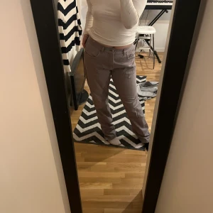 Midrise grå vintage byxor  - Ett par gråa vintage midwaist Jeans som är himlans fina. Frakt tillkommer.