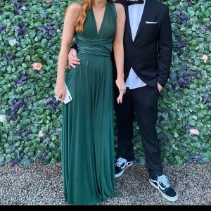 Balklänning - Jättefin grön balklänning från Bubbleroom som går att knyta på många sett. 