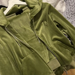 Juicy couture strl S och Xs - Ny dress som inte alls kommer till användning,, väldigt fin färg byxorna är i strl XS och koftan S 