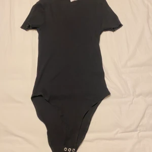 Svart bodysuit  - En jätte fin tight svart bodysuit🖤Passar som 38 också! 