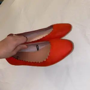 Jätte fina röda ballerina skor i storlek 40. Har använt de 2 gånger