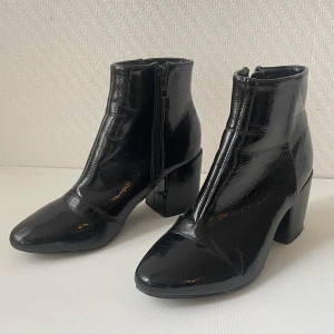Boots i lack- stl 38 - Boots med klack från monki i stl 38. Har en spricka i gummi sulan men funkar bra