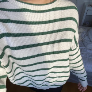 Skönaste stickade tröjan - Superskön och fin stickad tröja från mango. Den perfekta varma tröjan nu för höst och vinter. Väldigt mjuk ock skön och är inte alls stickig. Använd fåtal gånger så i väldigt fint skick!