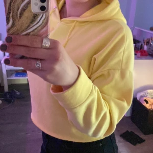 Croppad hoddie - Säljer denna då jag själv inte är så mycket för korta hoddies. Kan passa bra att ha över en sport-bh t.ex när man gymmar✨det står Stl M-L, tror dock inte att den skulle vara så stor på en S så skulle nog säga S också.