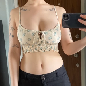 Topp - Sååå fin topp men den är lite för liten över bysten för mig som har 65G. Som ny! Möts upp i Stockholm eller skickar mot fraktkostnad <3