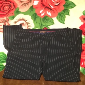 Randiga kostymbyxor! - FRAKT: 5`0kr= 150kr -utsvängda/baggy byxor  -passar både S och M