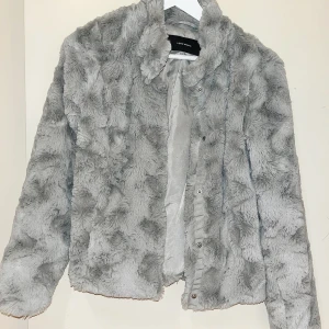Lurvig jacka - XS - En super lurvig & go jacka från Vero Moda, i nyskick!  Nypris: 499:- 