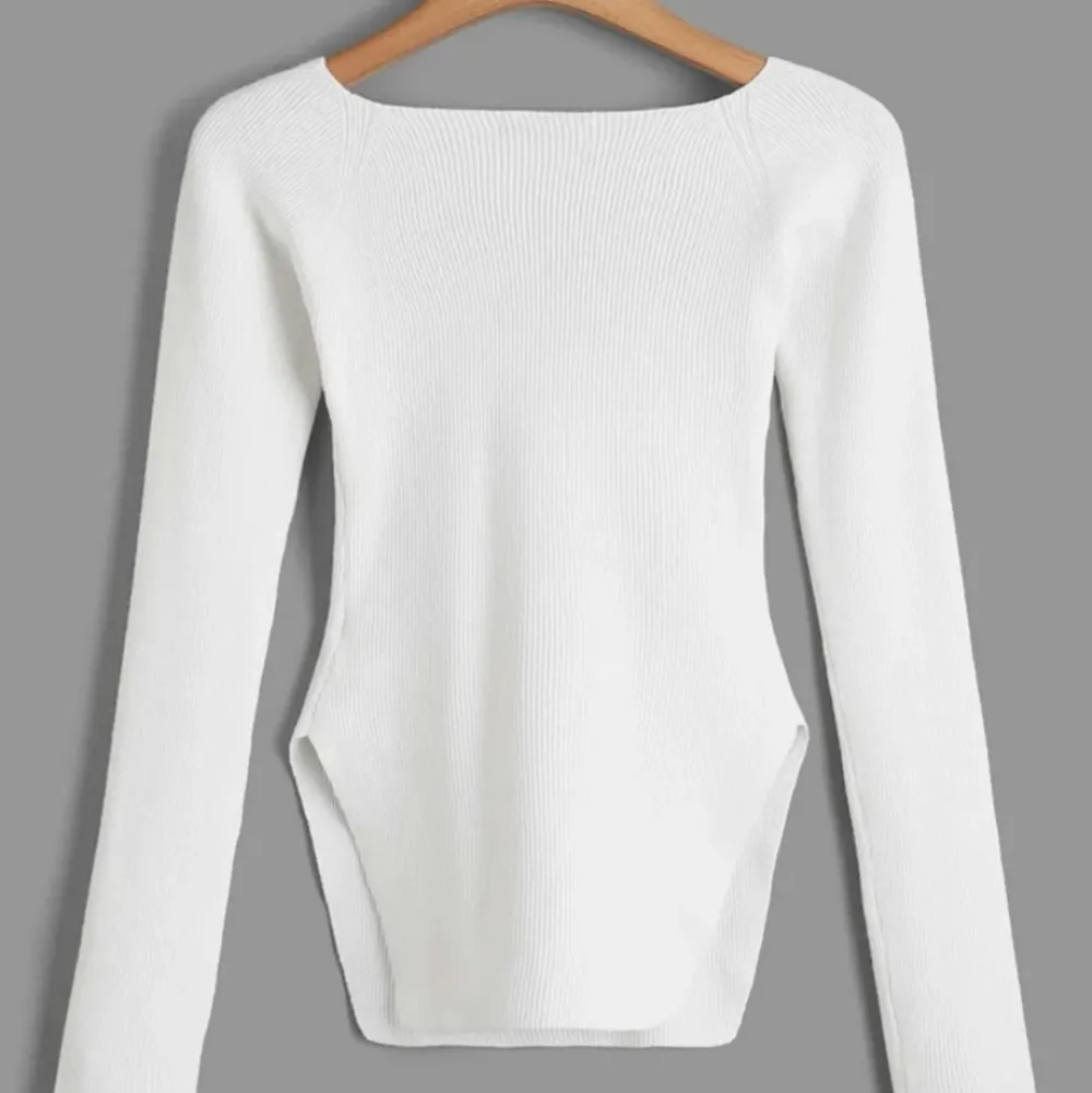Säljer denna vita tröja då den ej kommer till användning. Väldigt mjuk och fin! Frakt tillkommer 🫶🏼. Tröjor & Koftor.