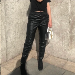 Skinnbyxor - Zalando  - Säljer mina skinnbyxor från Zalando  Använda 1 gång Stretchiga och sköna, sitter som joggers/mjukisbyxor  Passar 34/36