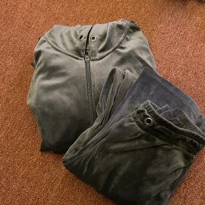 Mjukis set  - Ett grått mjukis set som knappt är använt - Tröjan storlek M & Byxor XS  OBS! Saknar snöre 