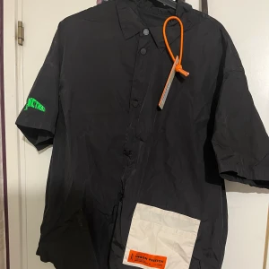 Heron preston skjorta (oanvänd)  - Fick den som en present så plaggen är helt oanvänd. Sitter ganska oversized. // Adrian